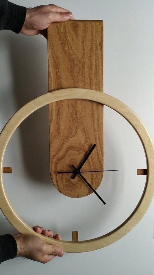 Horloge décorative en bois rouge naturel